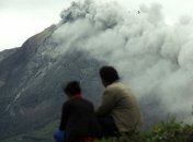 В Индонезии извергается вулкан: более 3 тысяч человек эвакуированы 