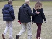 Трамп раздавал автографы на Библиях пострадавшим от торнадо в Алабаме 