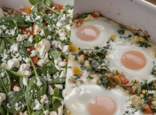 Яичница с овощами и сыром