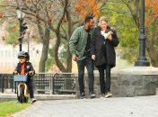 Даутцен Крез с мужем, сыном и новорожденной дочкой на прогулке в Нью-Йорке (ФОТО)