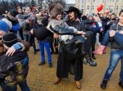 В Харькове мужчины держали своих любимых на руках