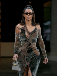 В ультратрендовому фасоні сукні хизується і Кім Кардаш’ян