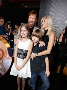 Чак Норріс з дружинами і дітьми