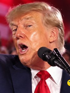 Внешность Дональда Трампа на выступлении привлекла внимание зрителей