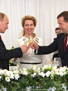 Дмитрий Медведев, его супруга Светлана и диктатор Путин