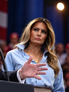Трамп рассказал о замечаниях Мелании к его сценическим выходкам