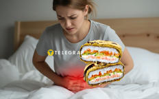 Женщина ела суши бургер