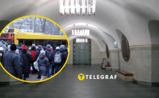 Станция метро и люди на остановке