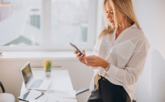 Женщина с телефоном