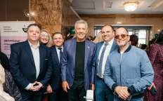 Президент Международного университета Сергей Кивалов (в центре) и ректор Константин Громовенко (второй справа)