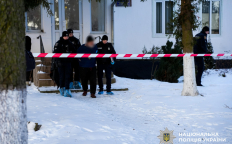 Задержанного выводят из здания