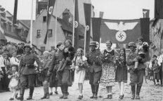 Немецкое население города Аш на крайнем западе Чехословакии приветствует гитлеровских солдат. 2 октября 1938 года