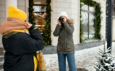 Две девушки на зимней улице