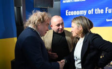 Сергей Тарасов (слева) и Христя Фриланд в Давосе. Фото — Facebook Сергея Тарасова