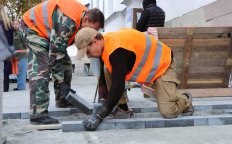 Замена новой плитки на новейшую. Работы продолжаются