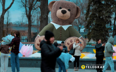 Большой игрушечный медвежонок в центре Харькова