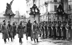 Немецкое население города Аш на крайнем западе Чехословакии приветствует гитлеровских солдат. 2 октября 1938 года