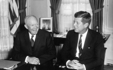 Президент США Дуайт Девід Ейзенхауер зустрічається з новообраним президентом-демократом Джоном Фітцджеральдом Кеннеді. Овальний кабінет, Білий дім, Вашингтон, округ Колумбія, 6 грудня 1960 року