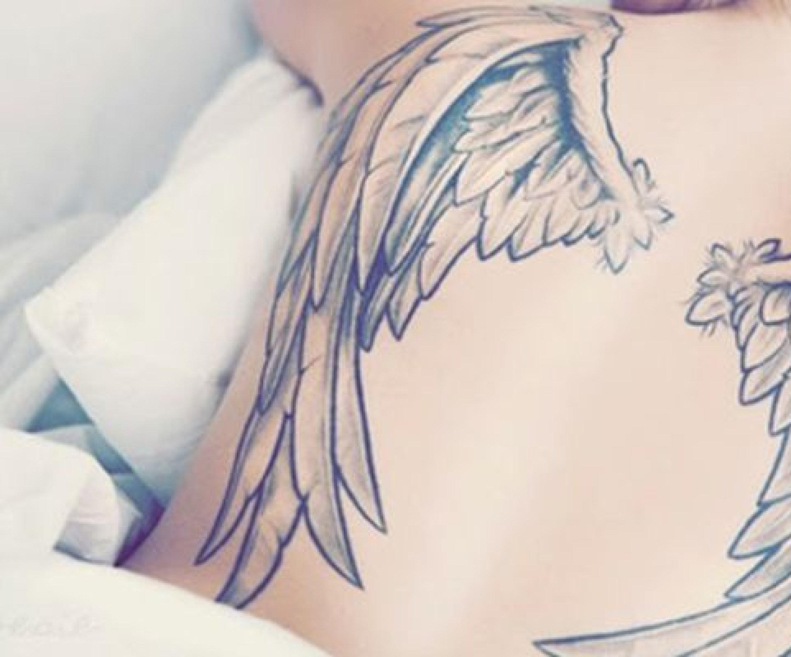 Татуировки на спине у девушек