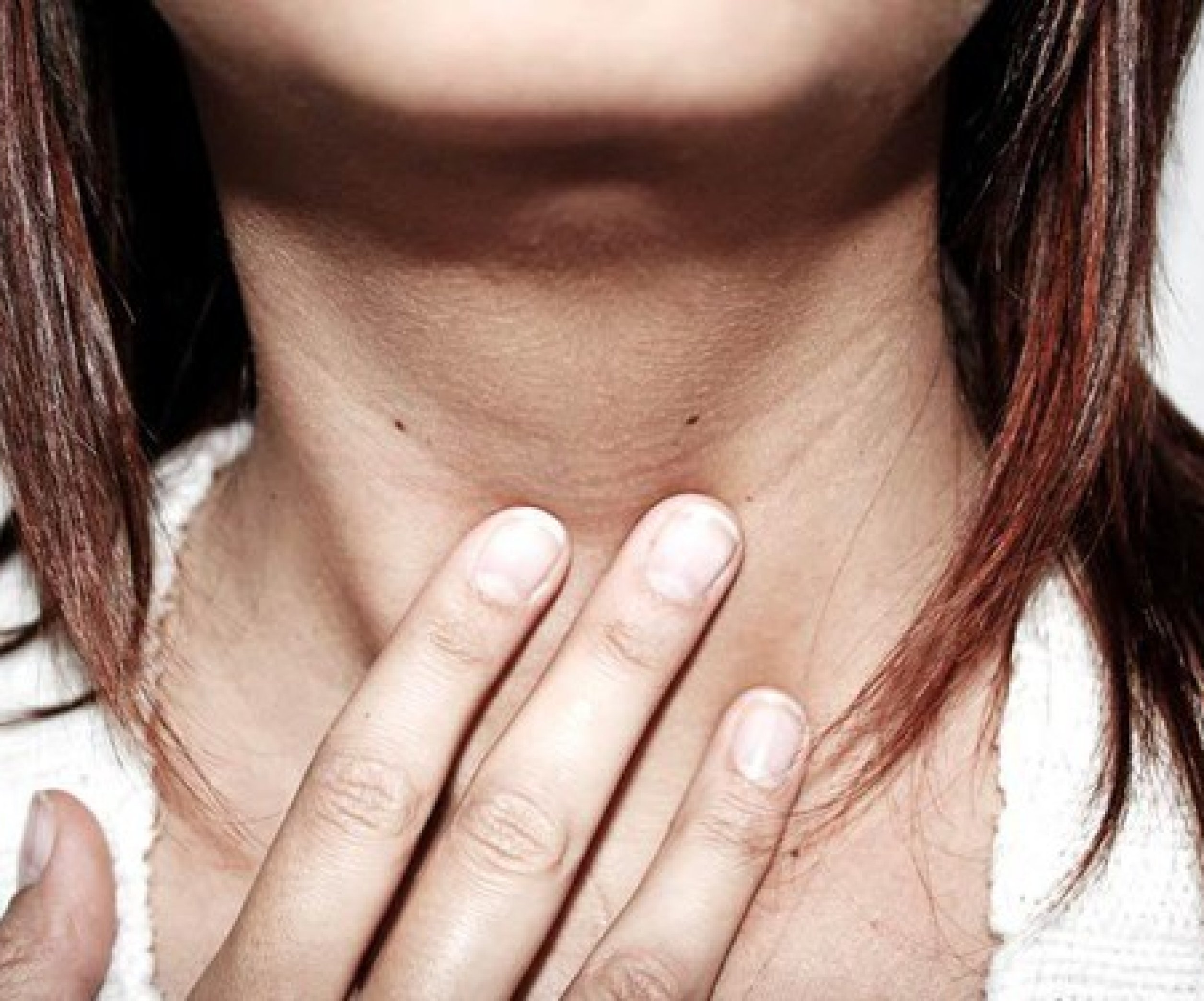 Удушье в горле причины у женщин. Удушье в горле причины у женщин. Комок в горле психосоматика. Женская шея. Удушье в горле причины у женщин.