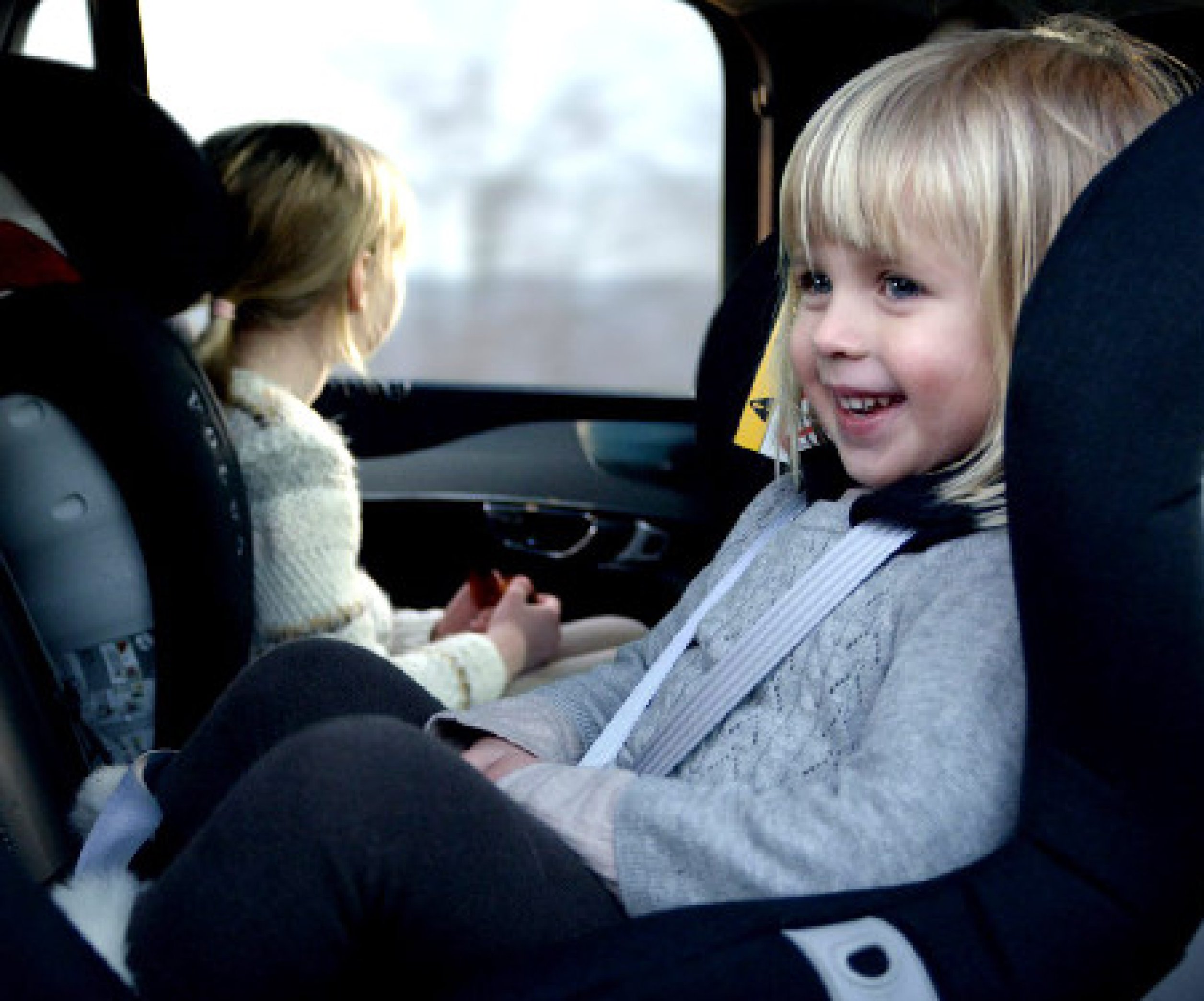 На пассажирском сидении автомобиля. Ребенок в автокресле. Автомобиль для детей. Для малышей. Машины. Ребенок сидит в машине.
