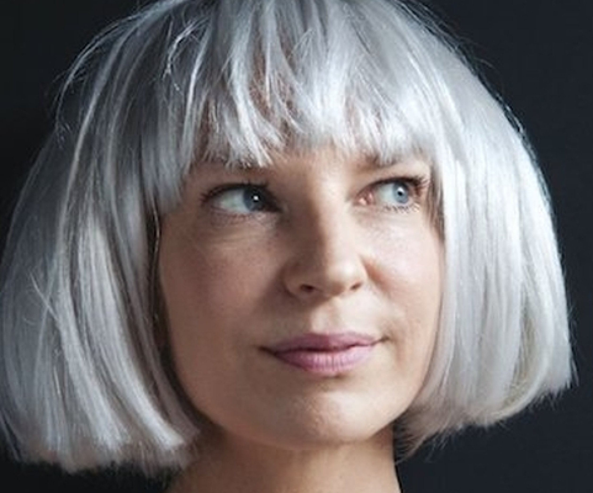 Певица Sia сделала пластику и перестала скрывать лицо. Читайте на prachka-mira.ru