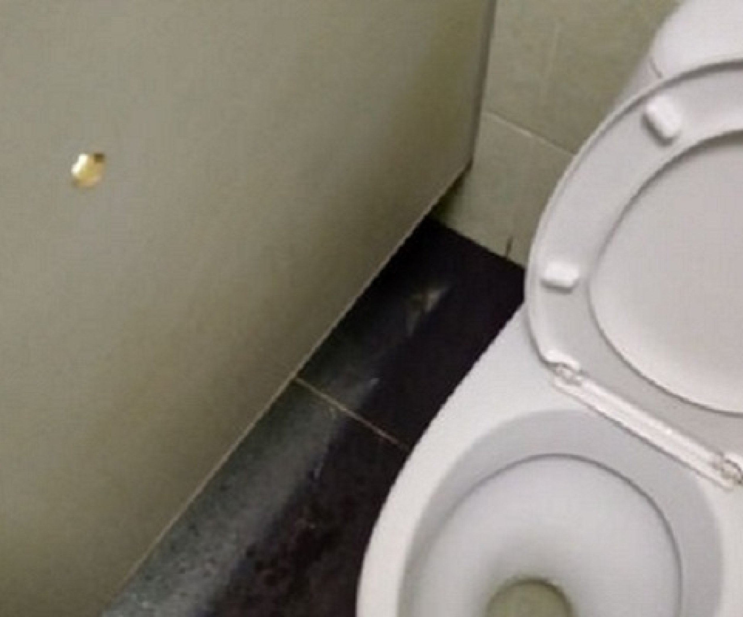 Порно в туалете через дырку