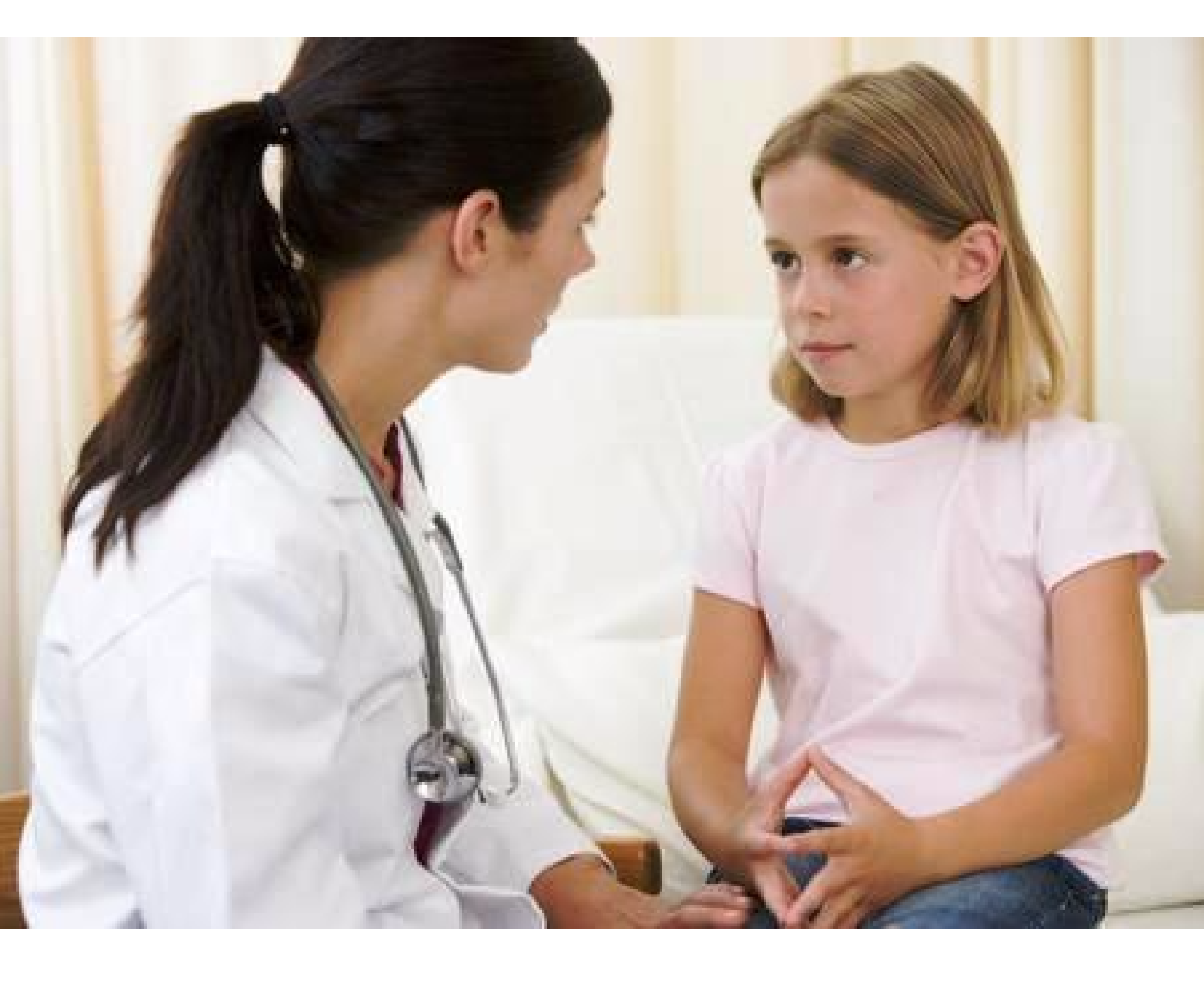 Врач осматривает девочку. Детская гинекология. Девочка у врача. Детский гинеколог. Девочка подросток у врача.