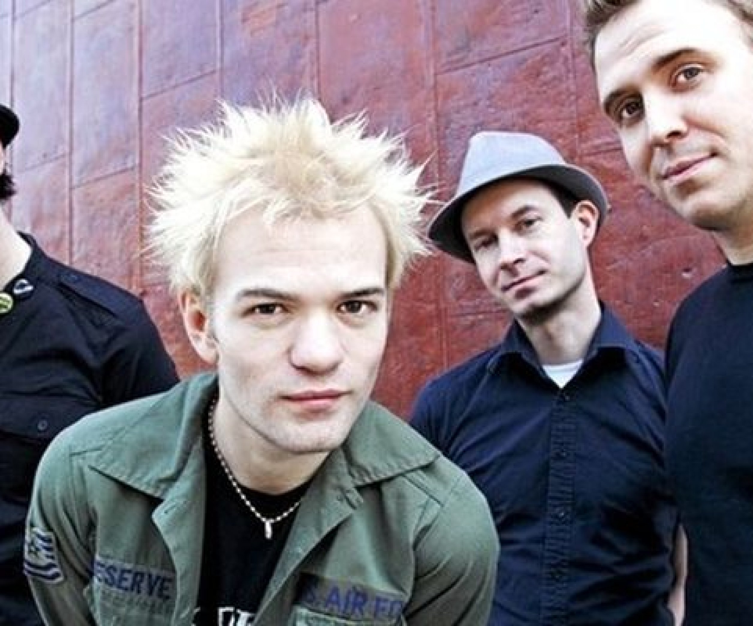 Дерик Уибли из Sum 41 официально избавился от фамилии Аврил Лавин - Телеграф