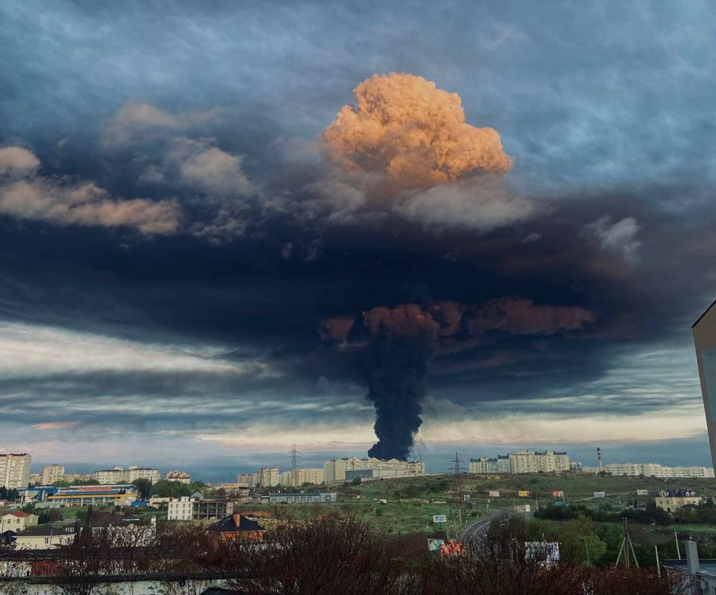 Вибух та пожежа в Севастополі 29.04 — горить резервуар з паливом, фото,  відео, карта - Телеграф