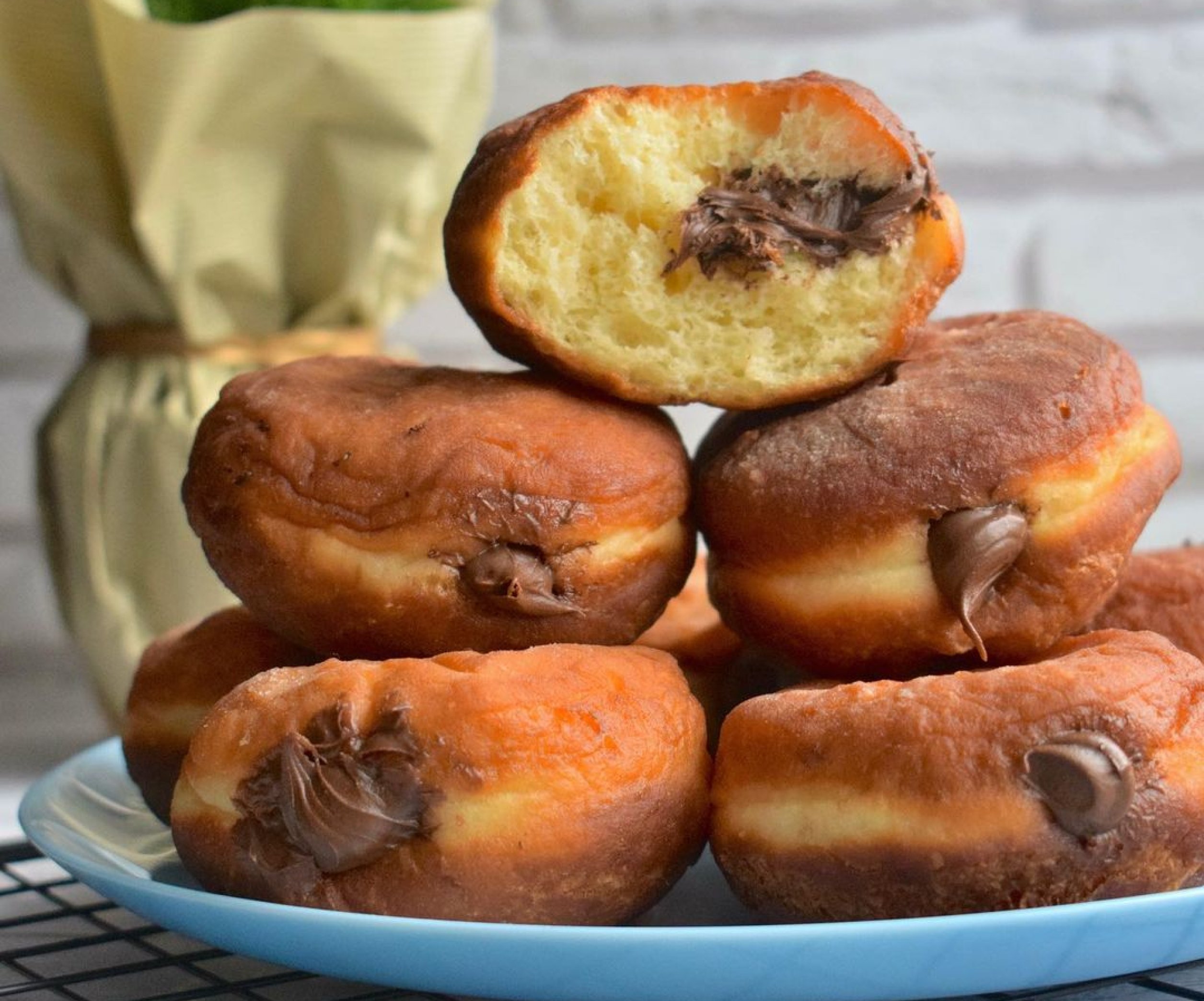 Пошаговый рецепт пышных домашних пончиков на дрожжах