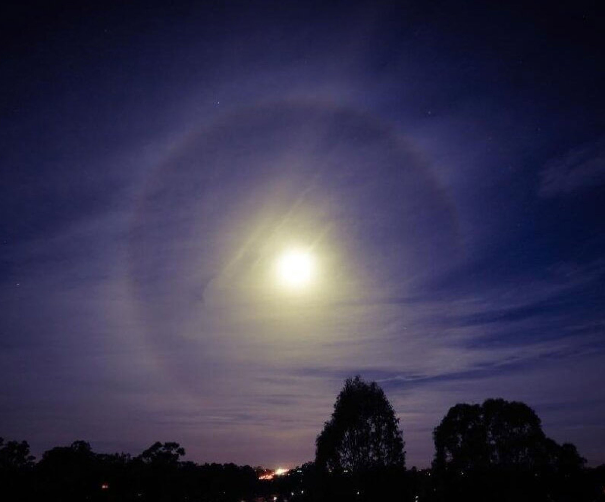 Лунное гало появилось над Киевской областью вечером в пятницу, 20 апреля –  фото - Телеграф