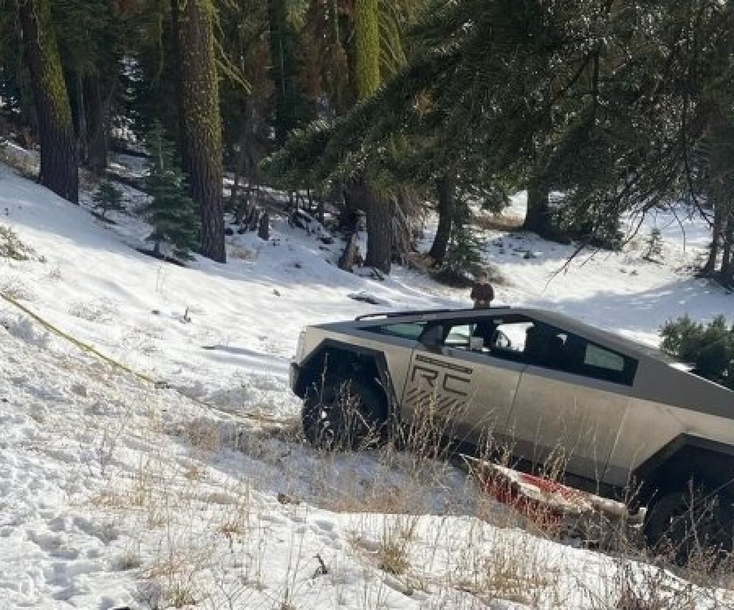 Tesla Cybertruck застрял на бездорожье, опубликовано видео - Телеграф