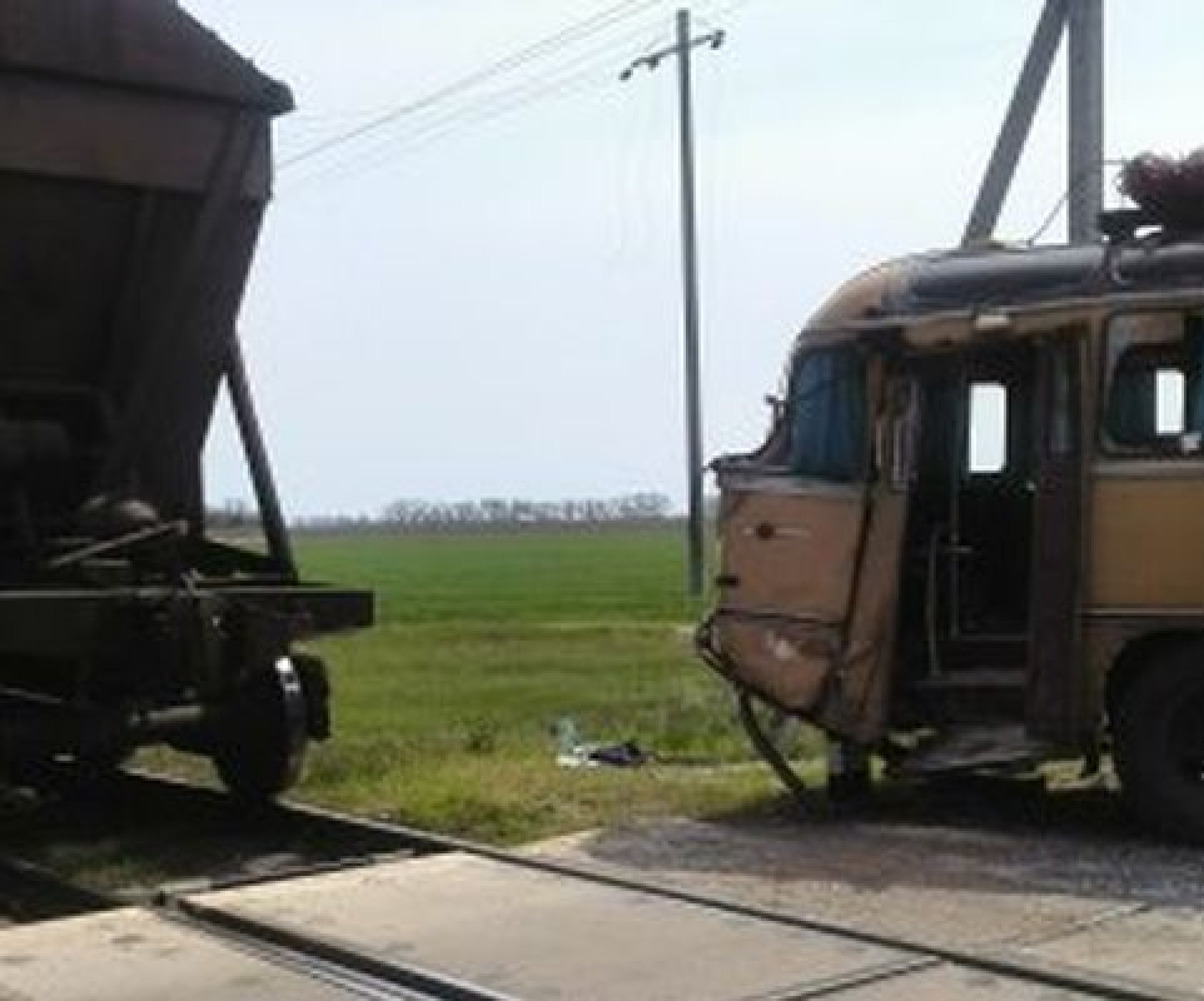 ДТП в Каховке: маршрутка столкнулась с поездом (Фото, Видео) - Телеграф