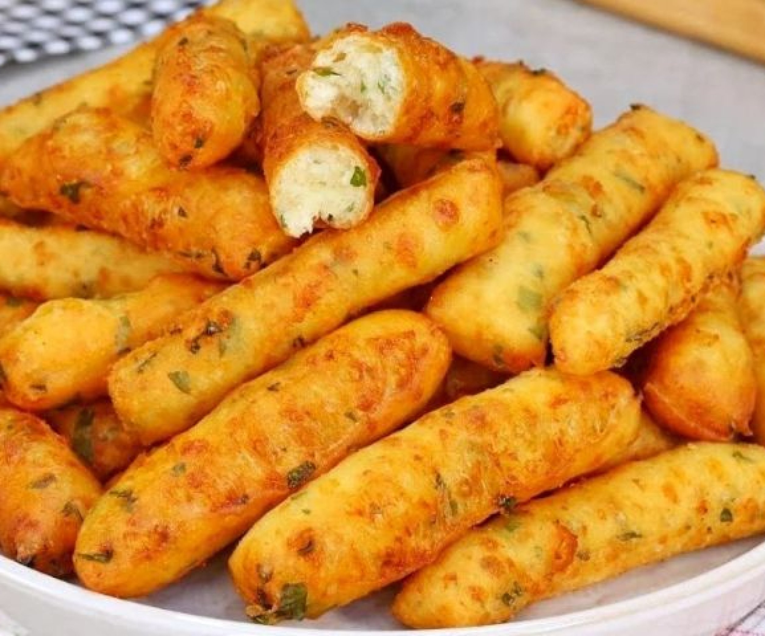 Всего немного сыра - и гора вкусняшек на столе: рецепт нежных сырных палочек