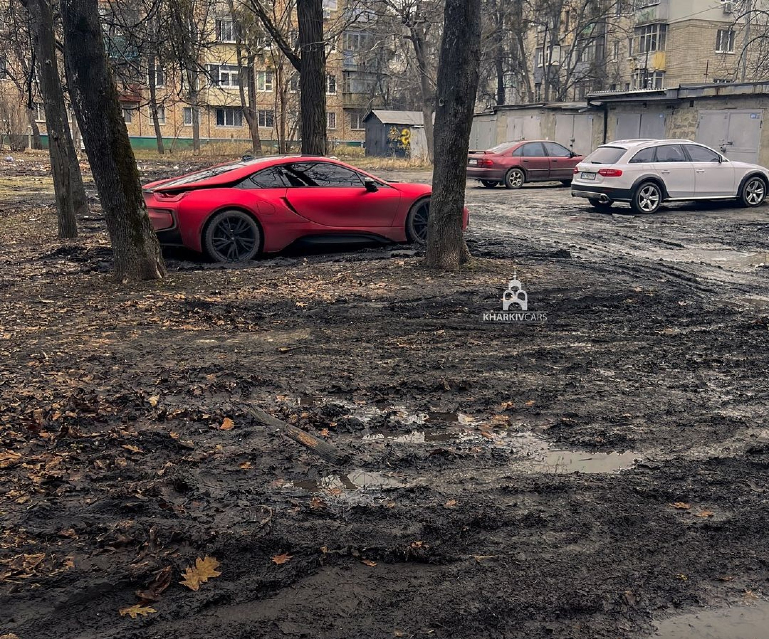 BMW i8 припарковали в болоте во дворе Харькова. - Телеграф