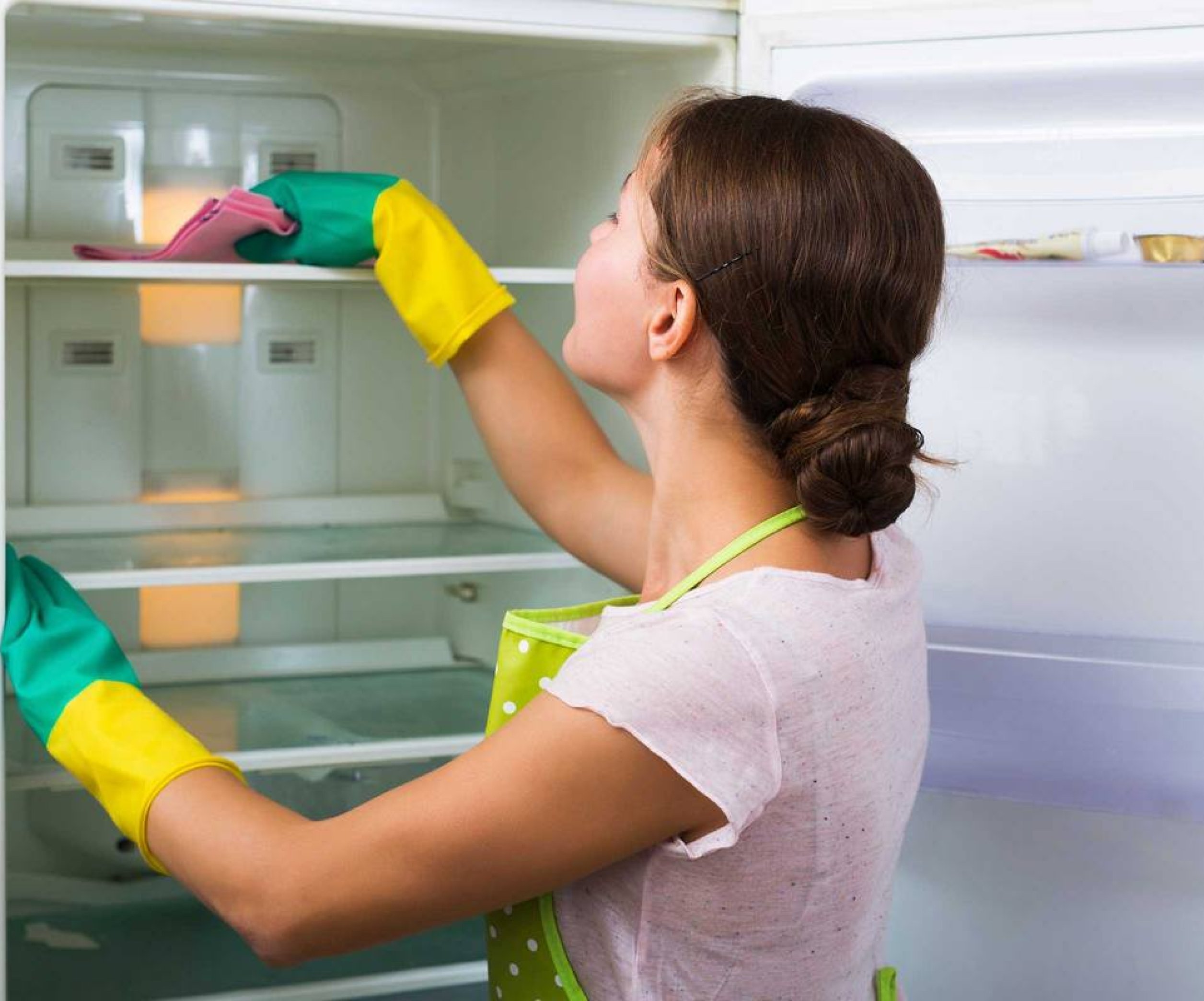 Как помыть холодильник за 7 шагов и устранить запахи с помощью 8 домашних средств
