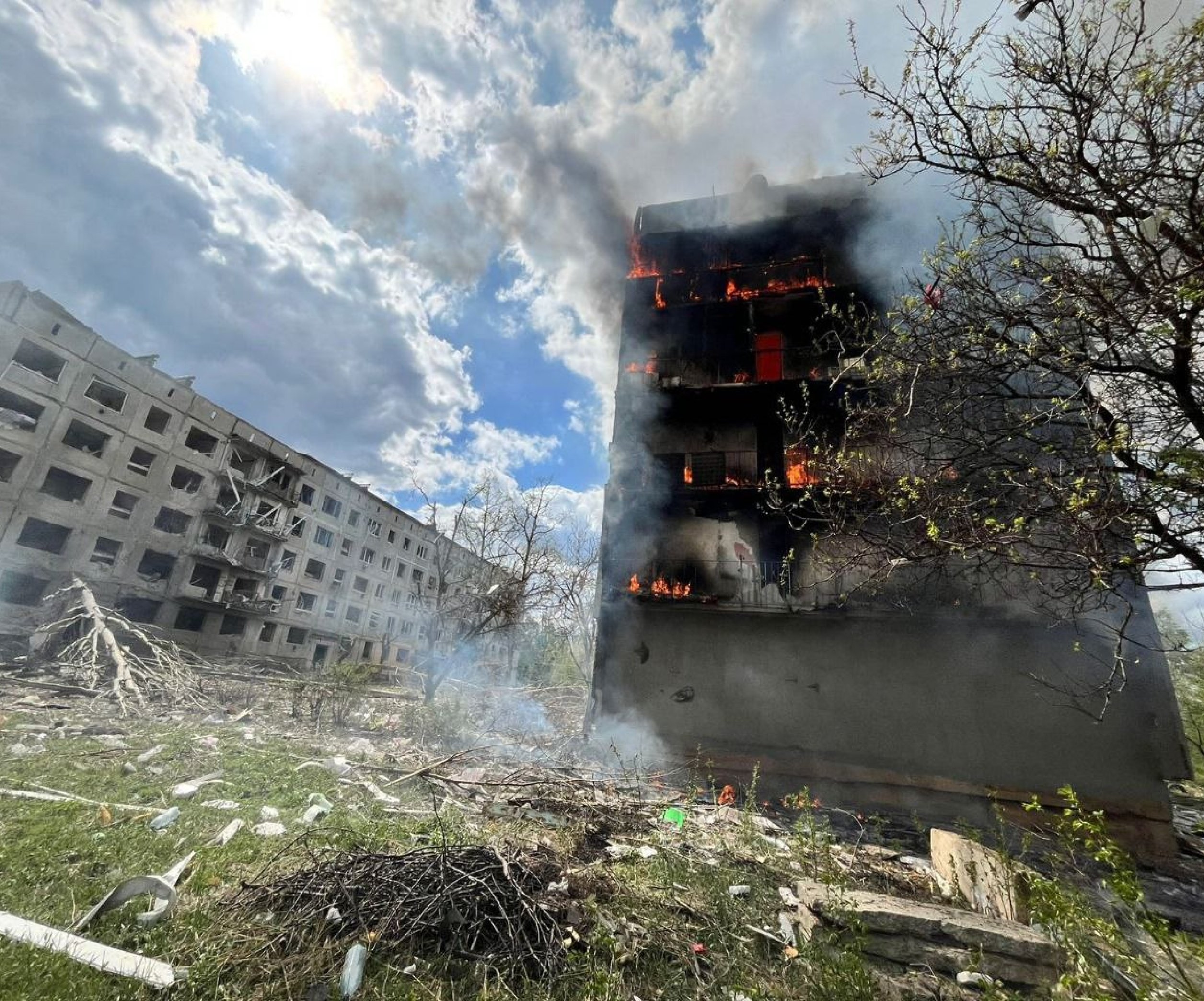 Очеретное 14.04 - оккупанты ударили авиабомбой по пятиэтажный дом,  подробности и фото - Телеграф