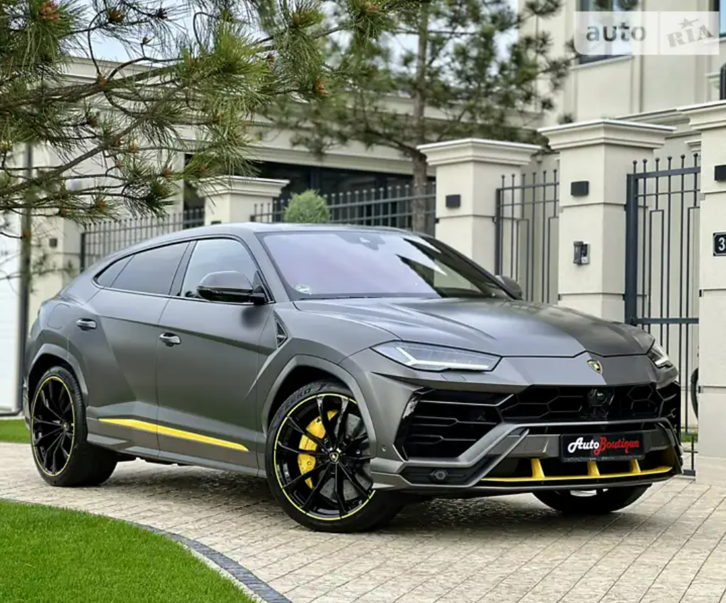 Lamborghini Urus Capsule 2022 продают в Одессе во время войны по цене 67  пикапов для ВСУ - Телеграф