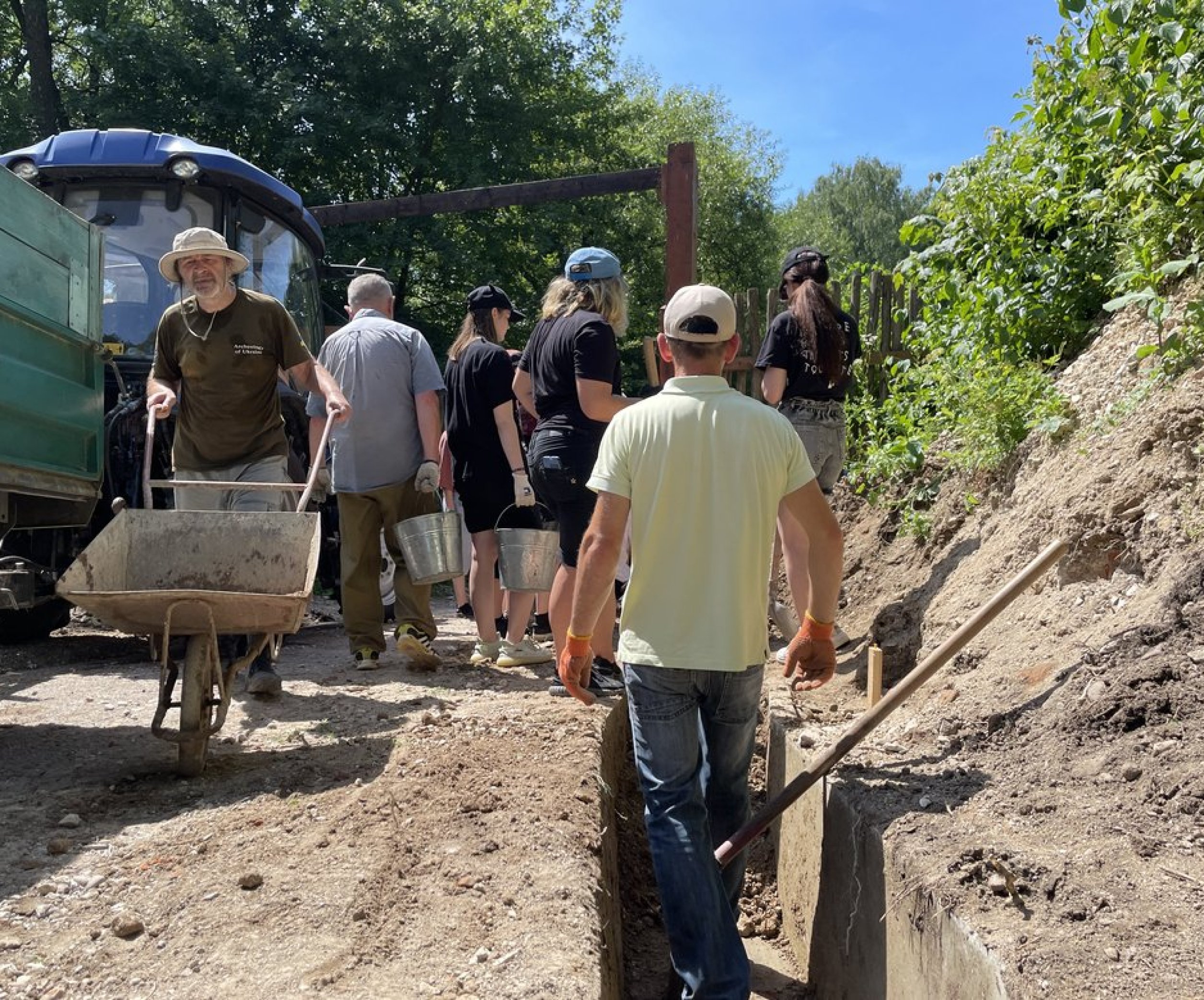 Раскопки Галицкого замка в Ивано-Франковской области — археологи нашли  глыбу, фото - Телеграф