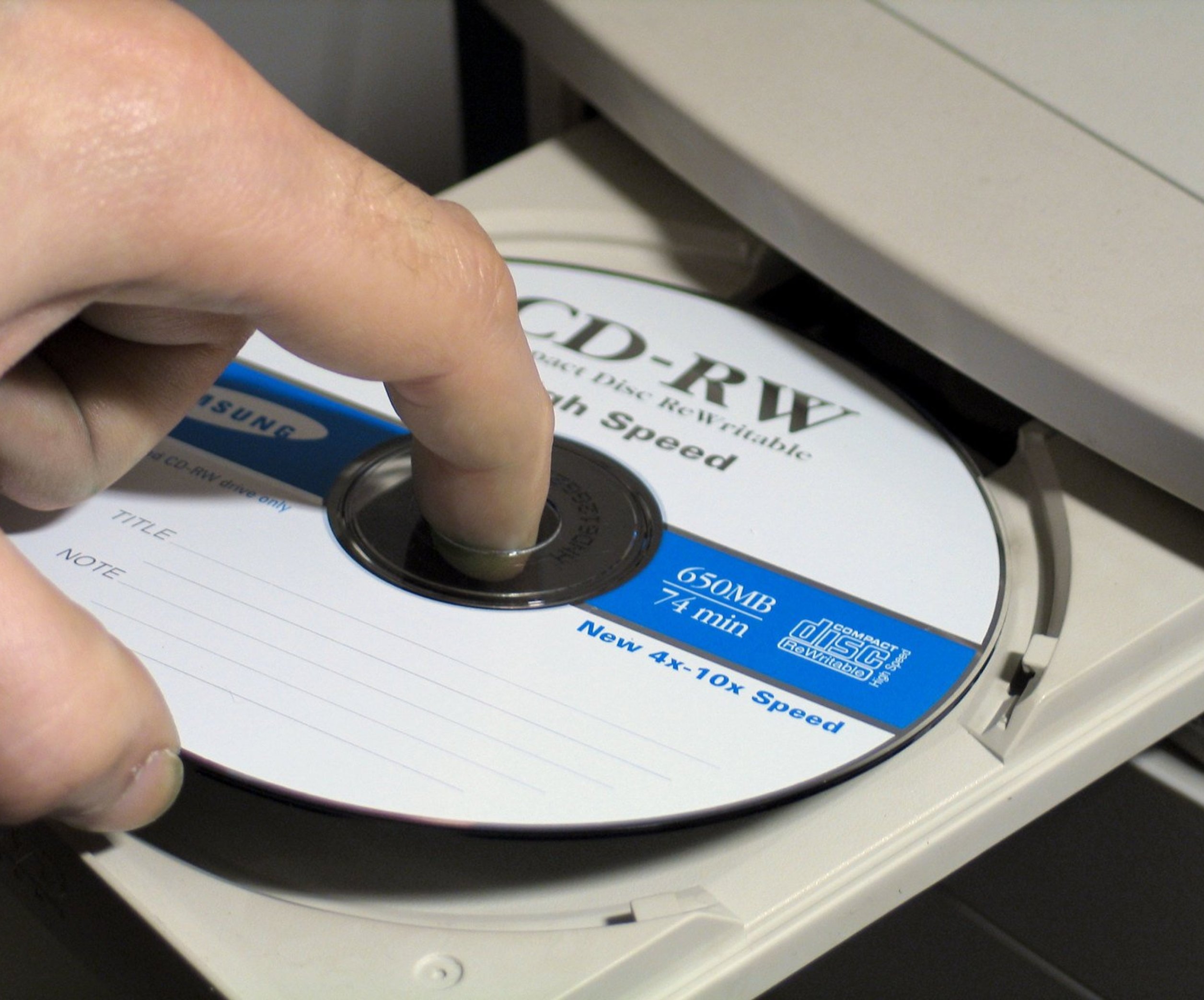 Дисковод CD-ROM: где и как подключить