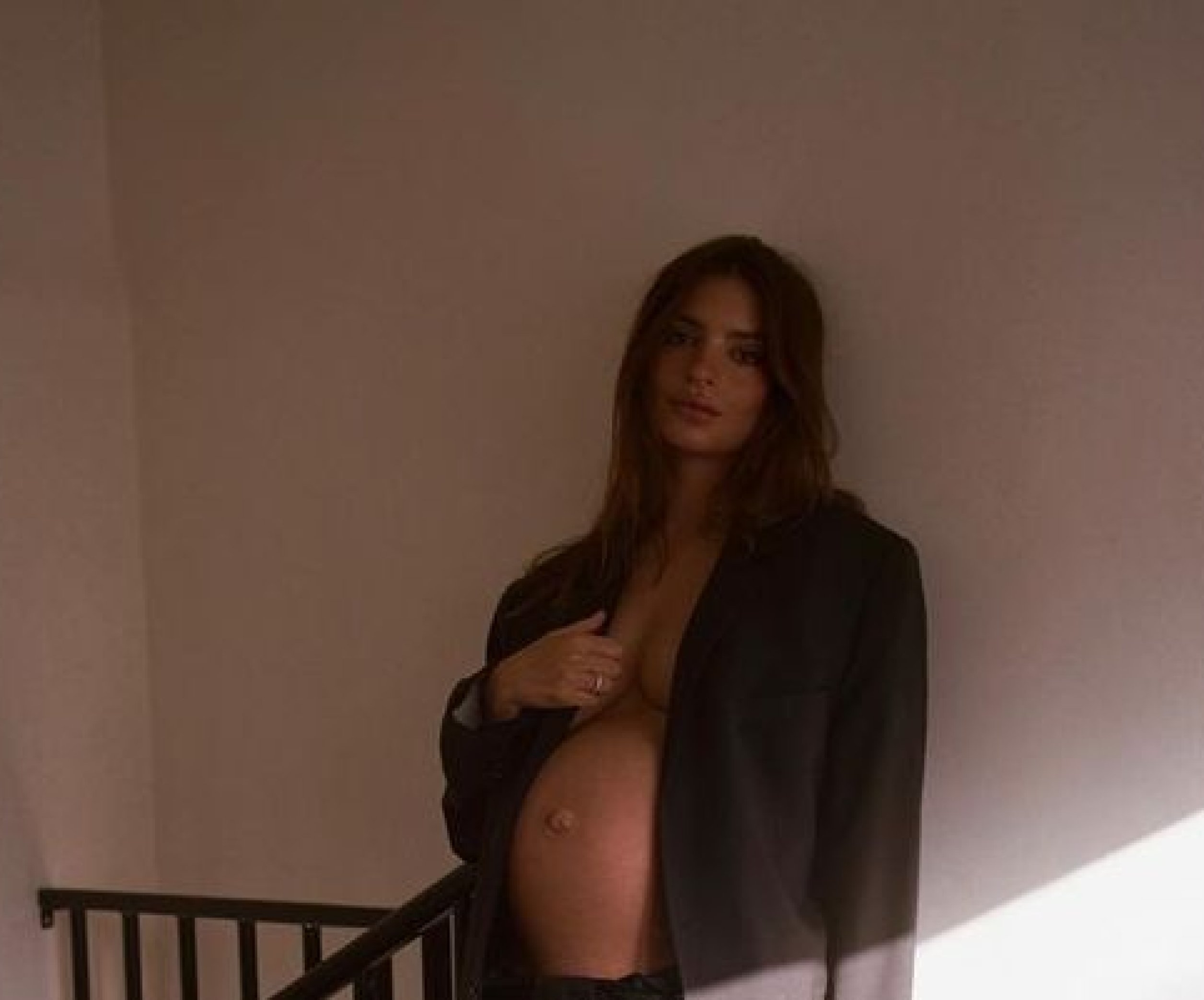 Беременная Эмили Ратаковски вновь обнажилась перед камерой и выложила фото  в сеть - Телеграф