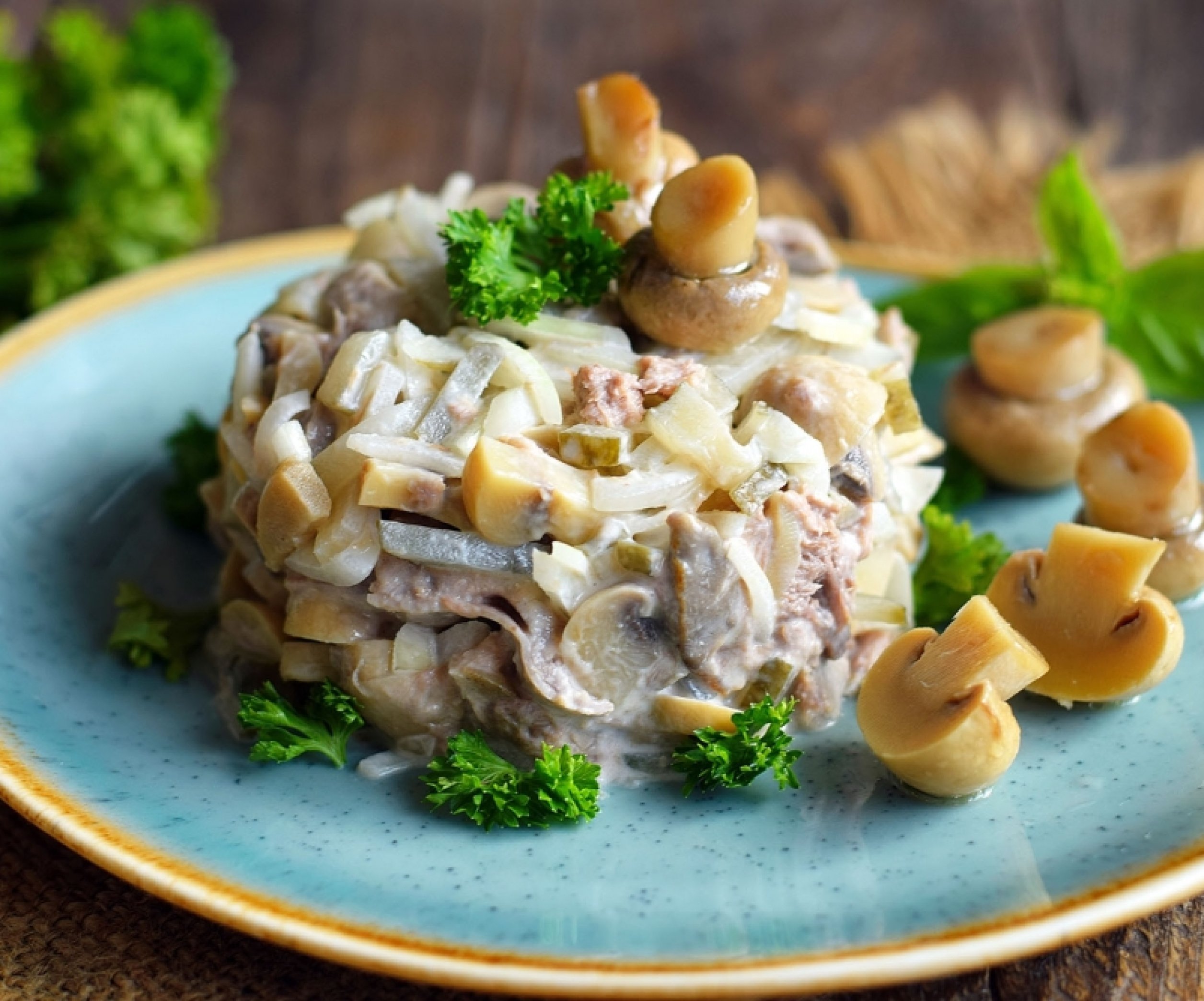 Салат с говяжьим языком и грибами - оригинальный рецепт с пошаговым приготовлением