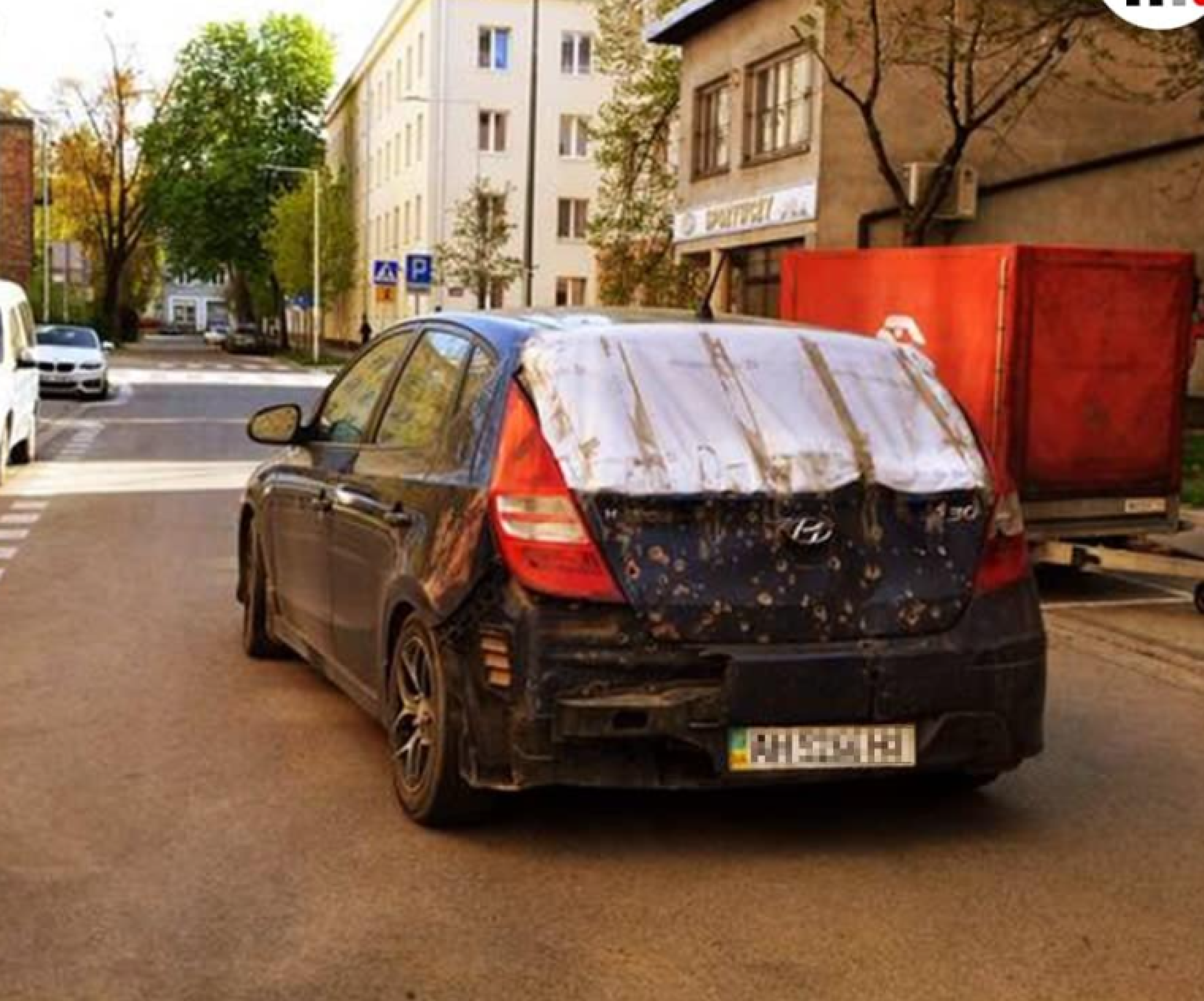 В Варшаве сфотографировали обстрелянный автомобиль беженцев из Мариуполя —  фото впечатляют - Телеграф