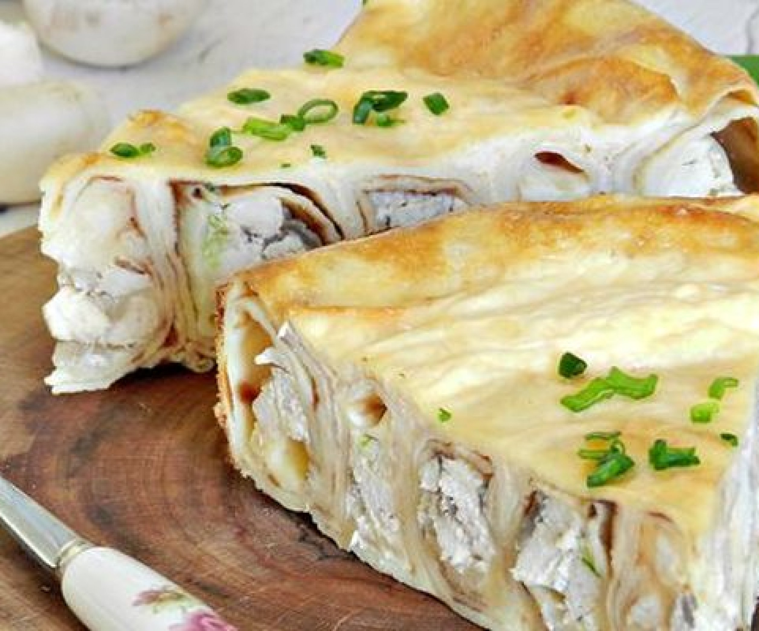 Простой и вкусный блинный торт с курицей и грибами