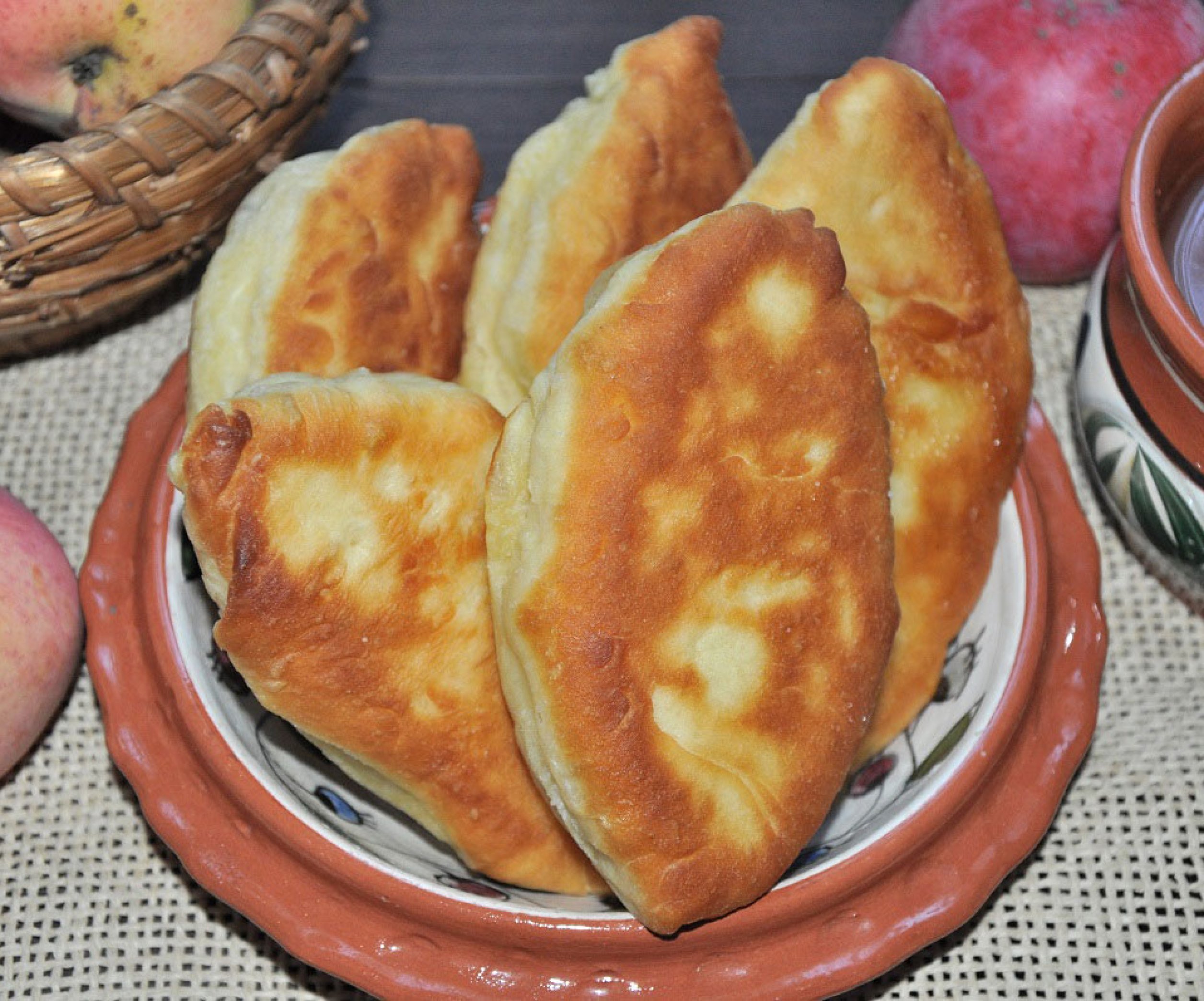 Сдобные пирожки с яблоками в духовке — рецепт с фото пошагово