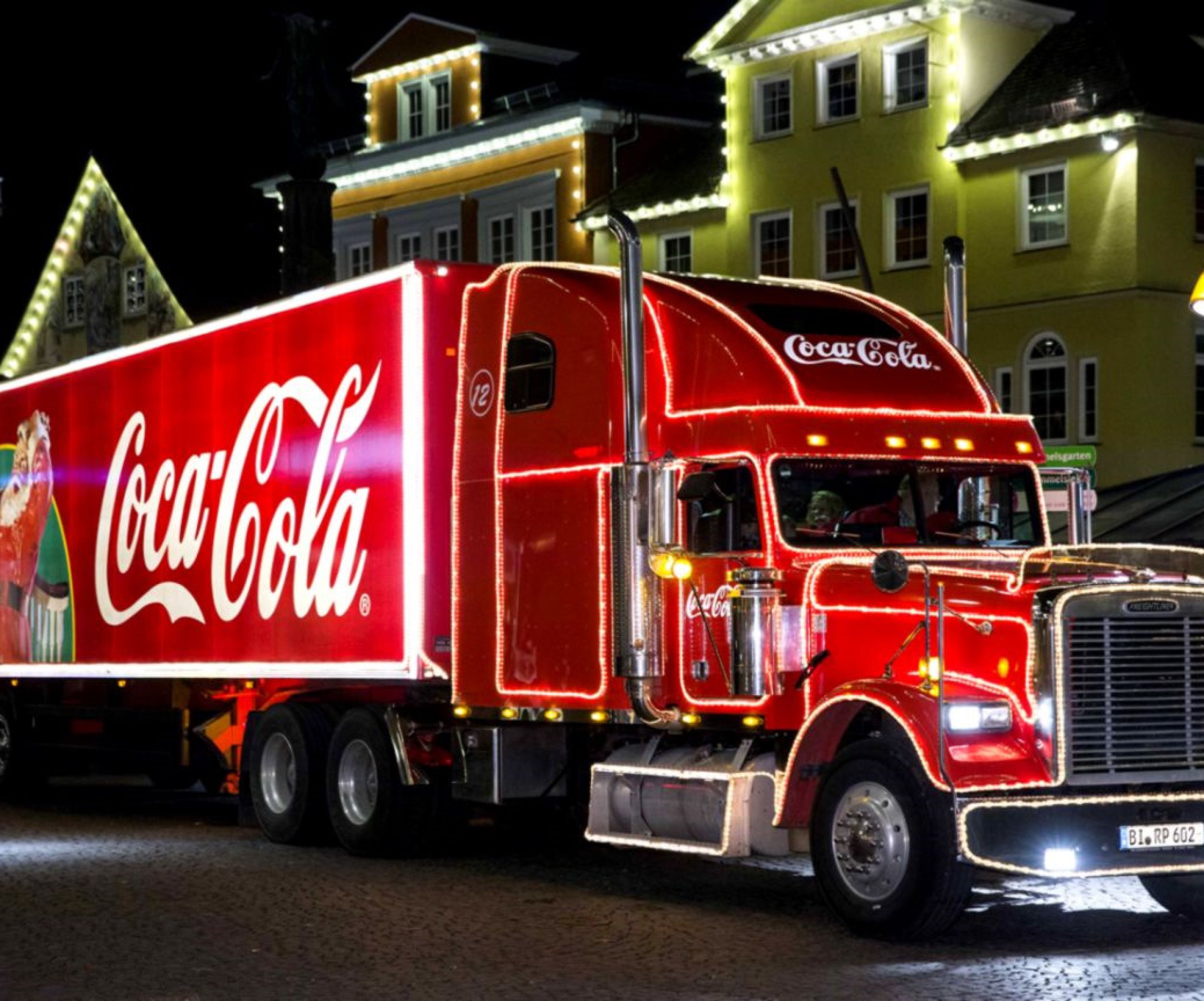 Грузовик Freightliner по рекламе Coca-Cola Праздник к нам приходит — как  появилась, марка - Телеграф