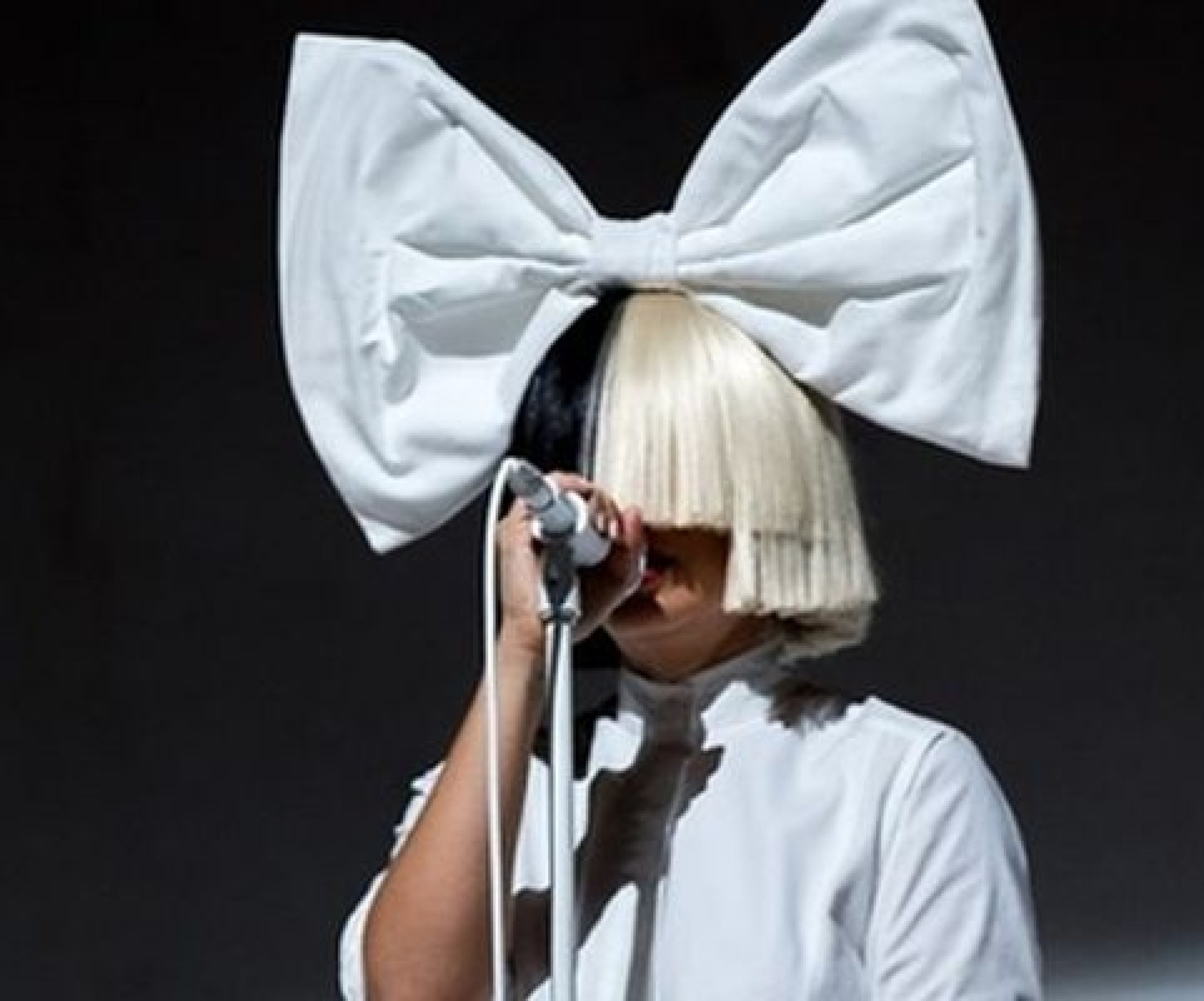 ВИДЕО: Певица Sia рассказала, почему скрывает лицо