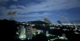 Дым от взрывов над Каракасом