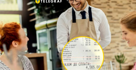 Официант общается с клиентами